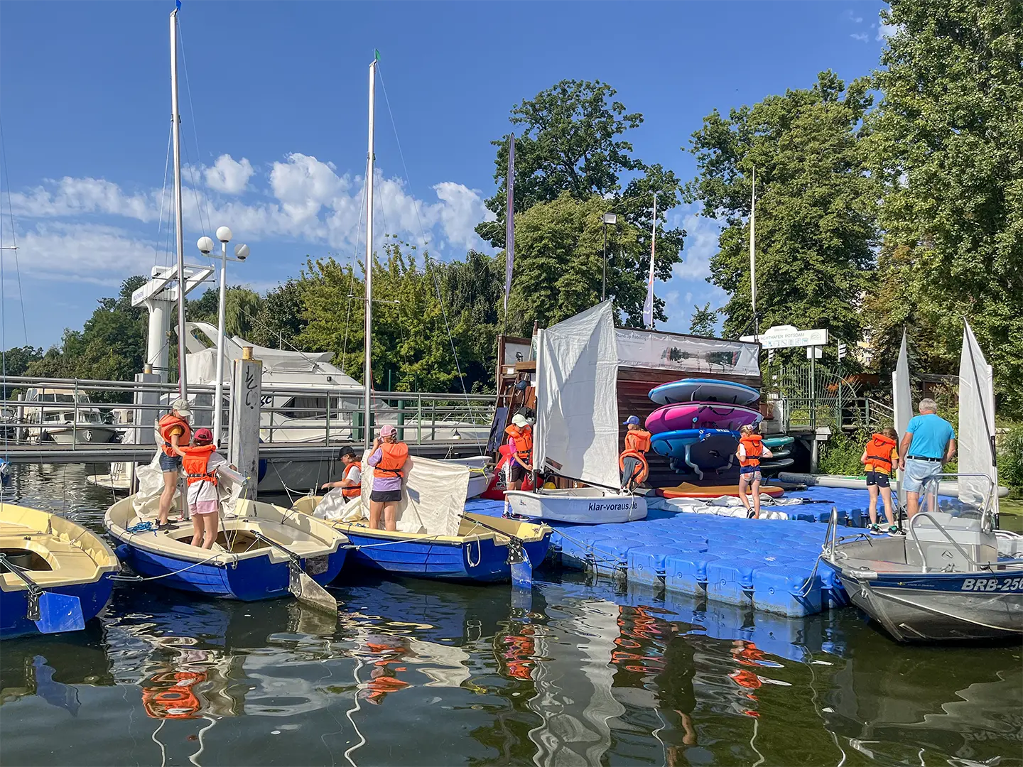 Kinder beim Segeltraining im Segelcamp