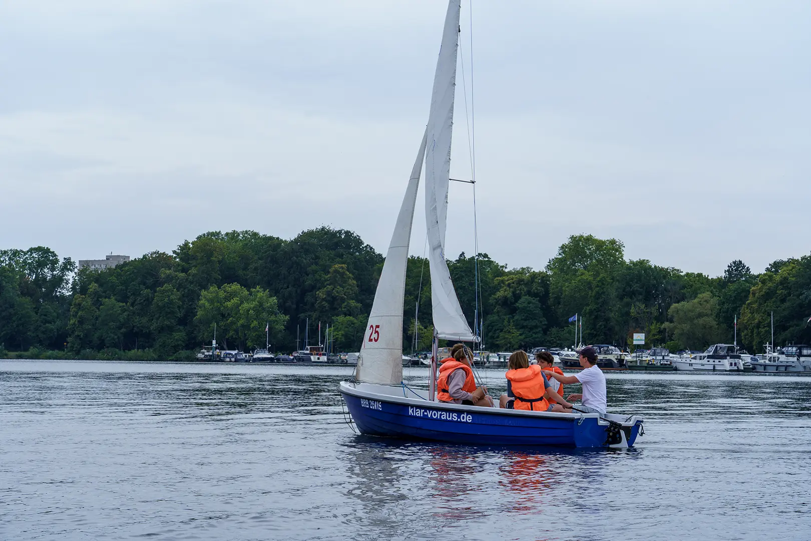 Segelboot während eines Segelkurses in Potsdam