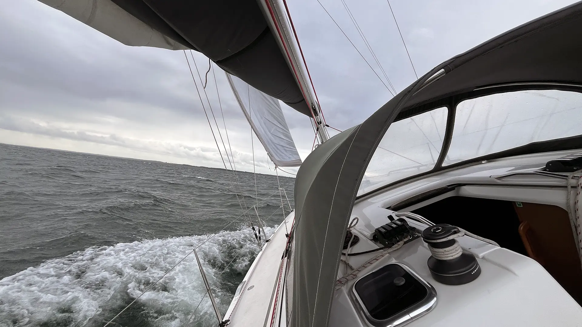 Motorboot auf dem Wasser während der Sportboot-Ausbildung